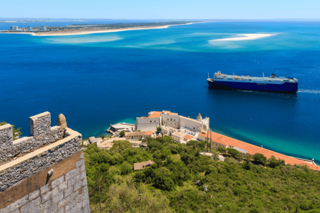 From Lisbon: Setúbal Castles-Beaches-Mountains Full Day Trip - Albufeira Lagoon Exploration
