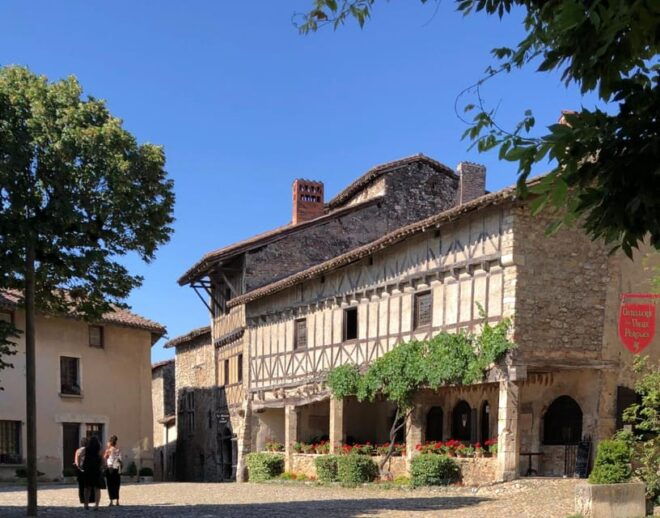 From Lyon: Medieval Town of Pérouges & Annecy Day Tour - Discovering Annecy