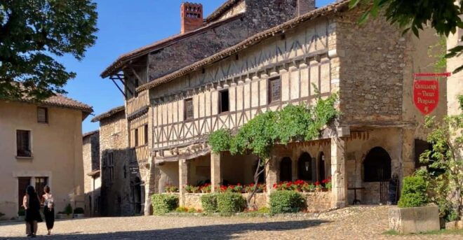 From Lyon: Medieval Town of Pérouges Half Day Tour - Itinerary Highlights