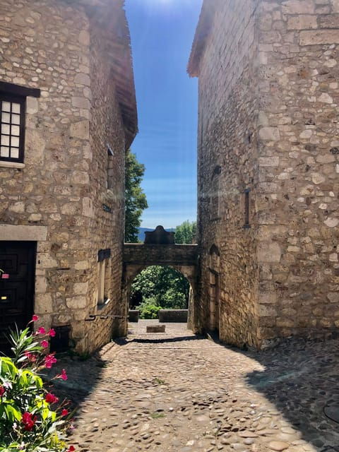 From Lyon: Medieval Town of Pérouges Half Day Tour - Exploring Pérouges