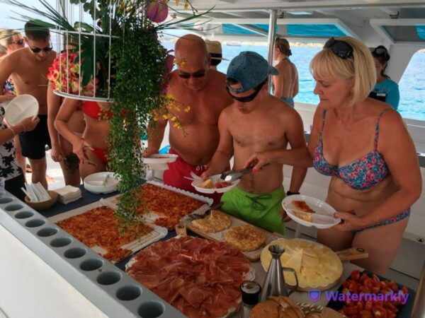 From Magaluf: Palma Bay Sightseeing Cruise With Live Music - The Sum Up