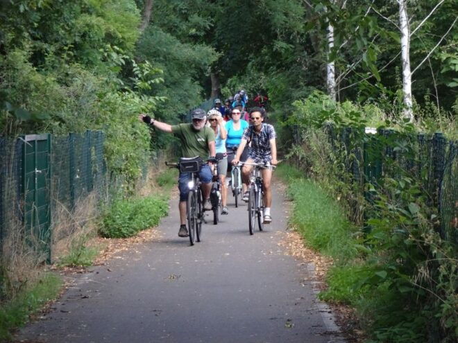 From Markkleeberg: Stadthafen and Auen Lake Cycling Tour - Stops and Attractions
