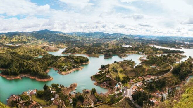 From Medellin: Guatape Lake Boat Tour and El Peñol Rock Hike - Experience and Sightseeing Insights
