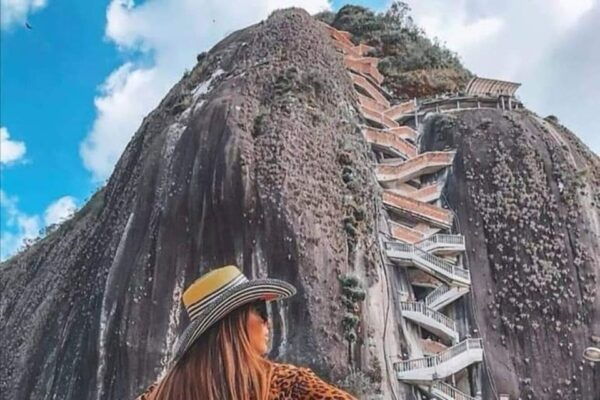 From Medellin: Guatape Lake Boat Tour and El Peñol Rock Hike - Journey to Guatape and El Peñol