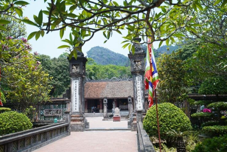 From Ninh Binh: Hoa Lu-Trang An- Mua Cave With Buffet/Guide - Itinerary Highlights