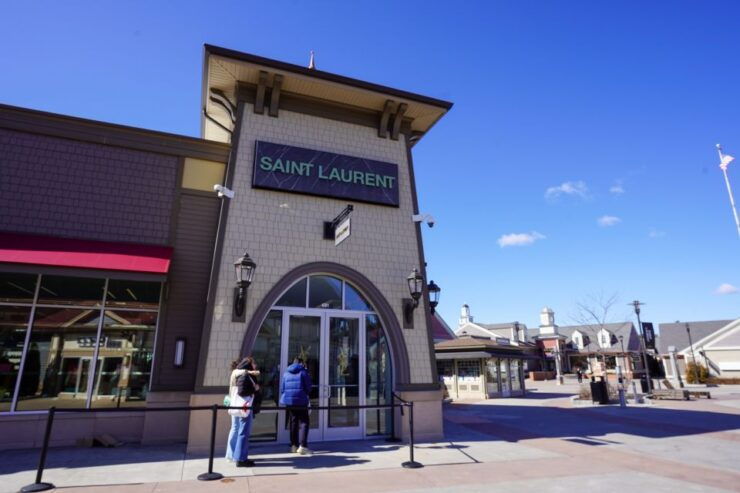 From NYC: Woodbury Common Premium Outlets Shopping Tour - Experience
