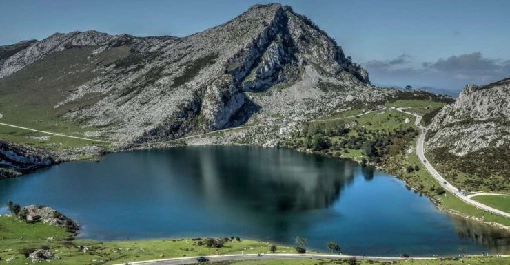 From Oviedo: Covadonga Lakes Day Tour With Guided Hike - Tour Duration and Group Size