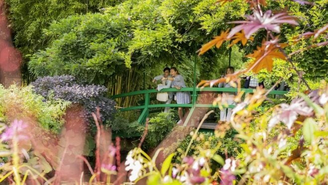 From Paris: Giverny Day Trip With Audio Guide or Live Guide - Full Description