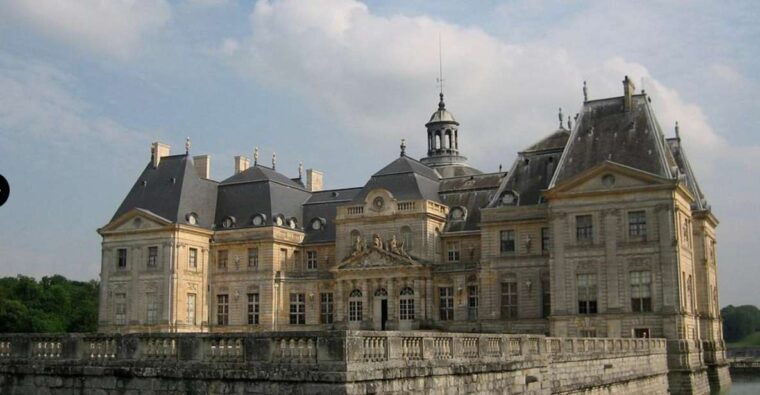 From Paris: the Grand Christmas Vaux Le Vicomte & Fontainebleau - Exploring the Grandeur of Château De Vaux-Le-Vicomte