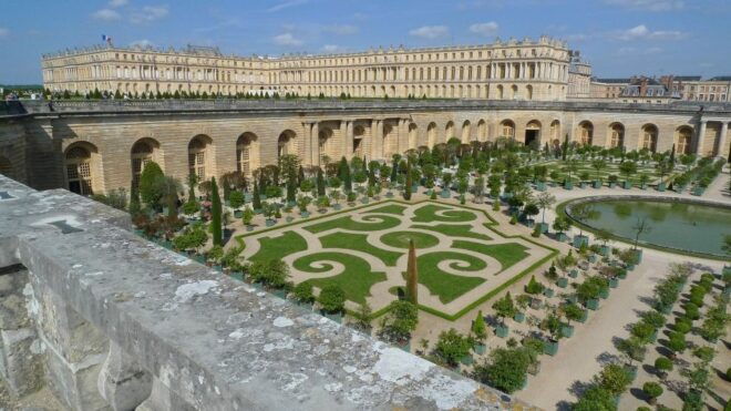 From Paris: Versailles Palace and Gardens Guided Experience - Exploring the Extensive Grounds