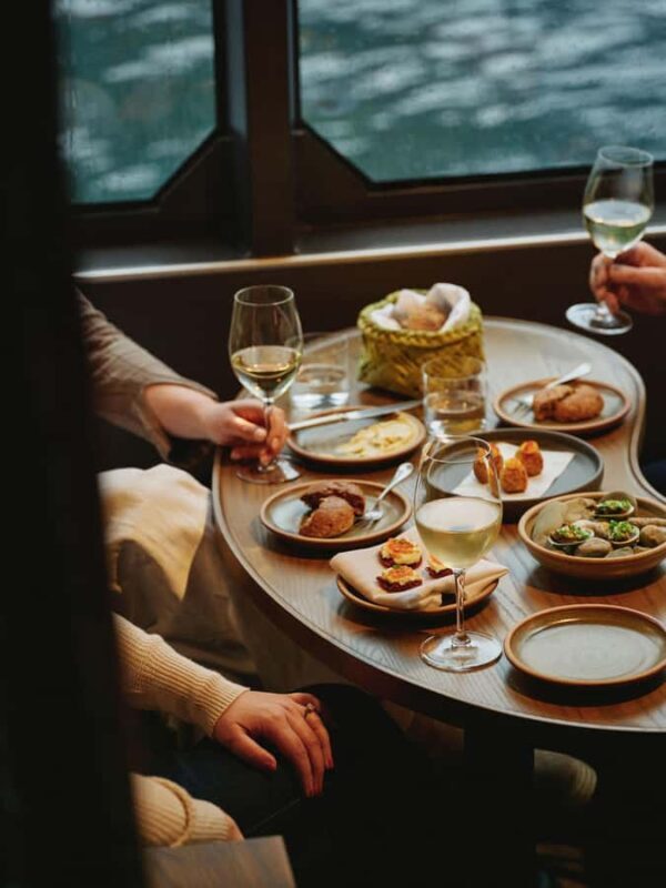 From Queenstown: Milford Sound Business Class with Cruise - The Milford Sound Cruise: A Serene Exploration