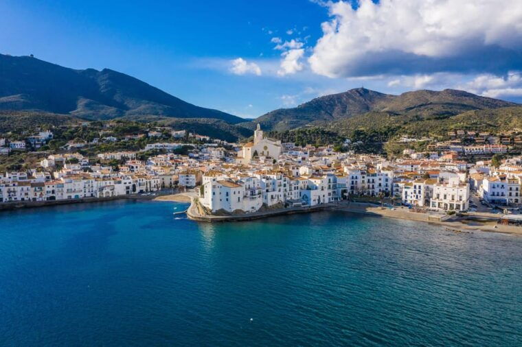 From Roses: Boat Trip and Visit Cadaqués All Day - Onboard Facilities and Services