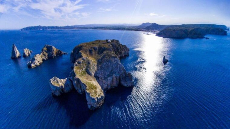 From Roses: Medes Islands Boat Tour With El Estartit Visit - Audio Guide and Accessibility