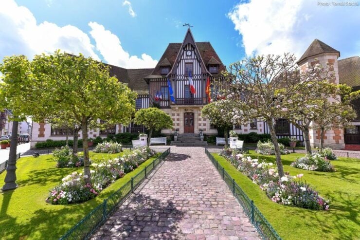 From Rouen: Normandy's Regional Highlights Private Tour - Multilingual Guides and Accessibility