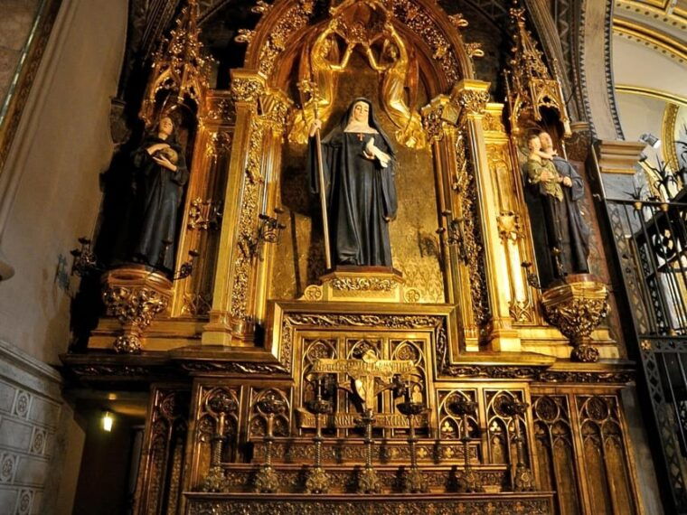 From Salou: Montserrat Monastery and 4 Hours in Barcelona - Discovering the Charm of the Gothic Quarter