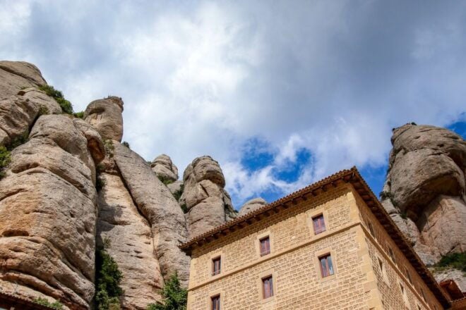 From Salou: Montserrat Monastery and Colonia Güell - Experience