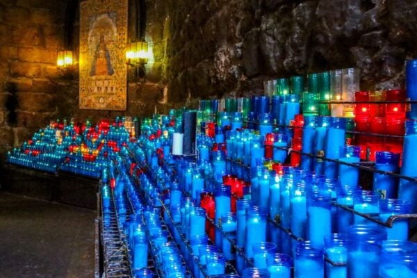 From Salou: Montserrat Monastery and Colonia Güell - Highlights