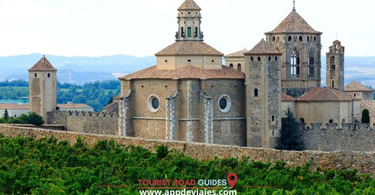 From Salou: Poblet Monastery, Siurana, and Olive Oil Tour - Itinerary and Locations
