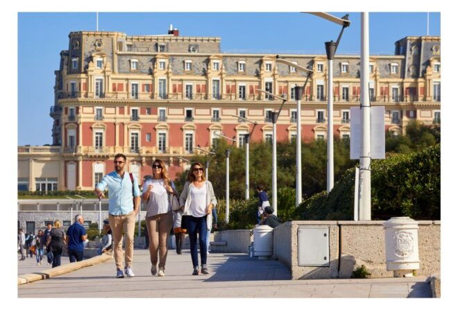 From San Sebastian: Biarritz and Bayonne Minibus Tour - Selecting Participants and Date