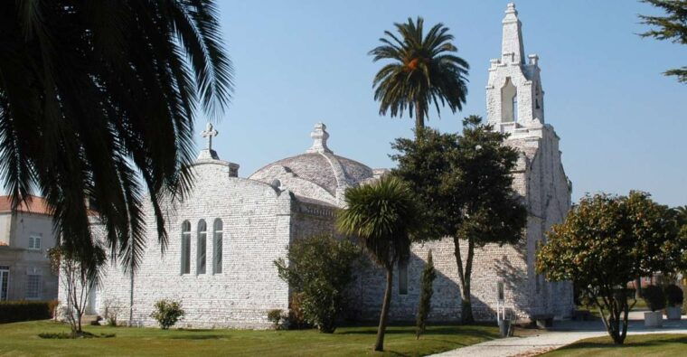 From Santiago: Tour to Rias Baixas With Boat Trip and Winery - Lanzada Beach: Sightseeing and Walk