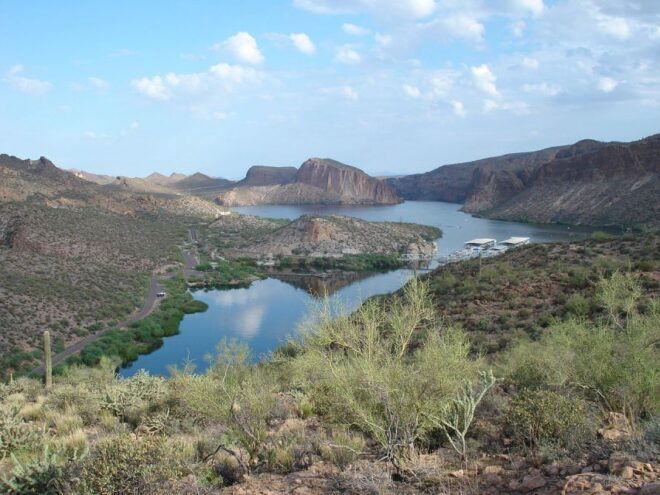 From Scottsdale/Phoenix: Apache Trail Day Tour - Scenic Views of the Superstition Mountain Range