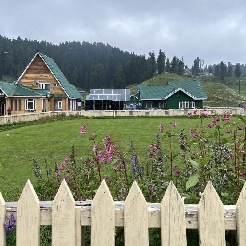 From Srinagar: Gulmarg Full-Day Private Tour with Guide & AC Car - A winter detour to Drung Waterfall
