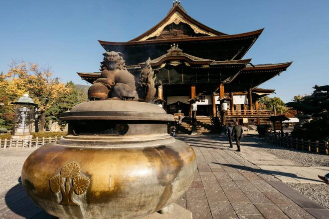 From Tokyo: Nagano, Zenkoji Temple, Snow Monkeys Day Trip - Exploring Obuse Town
