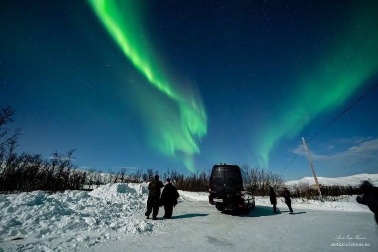 From Tromsø: Aurora Minibus Chase with Portrait and Hot Meal - Witnessing the Aurora
