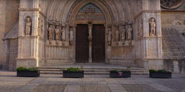 From Valencia: Private Day Trip to Morella and Peníscola - Casa De Las Conchas