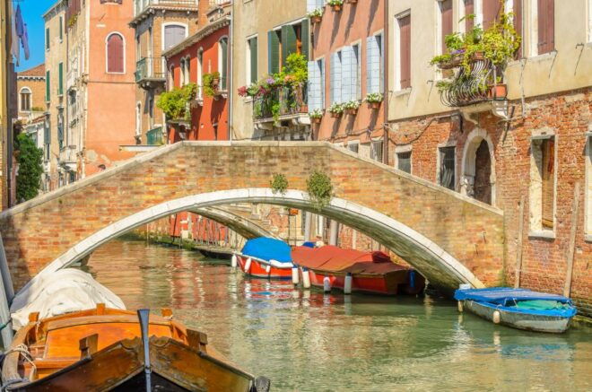 From Venice: Murano & Burano Islands Boat Tour - Exploring Buranos Charm
