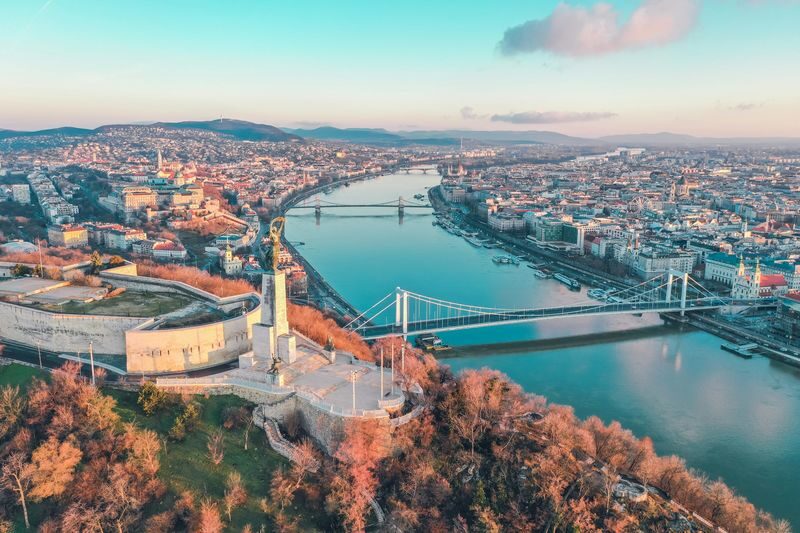 From Vienna: Guided day tour to Budapest - Leaving Vienna early for Budapest