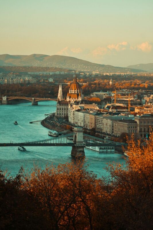 From Vienna: Guided day tour to Budapest - A 90-minute walk through Budapest’s defining sights