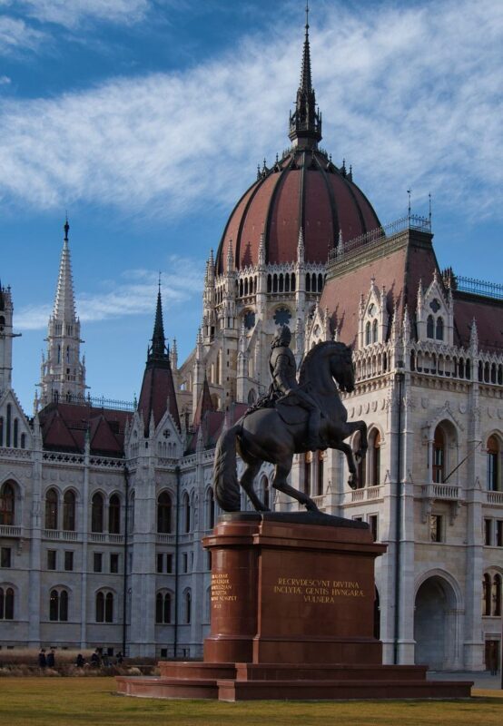 From Vienna: Guided day tour to Budapest - Guides can make a brief visit feel meaningful
