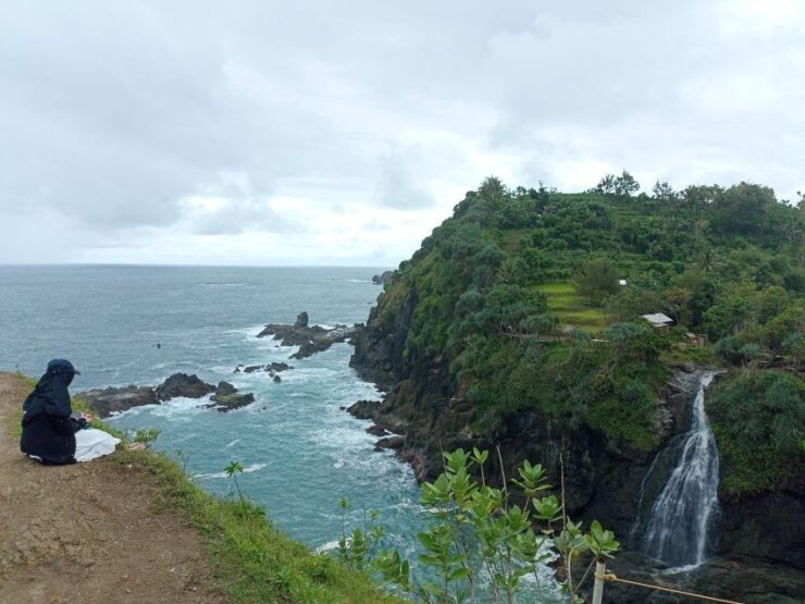From Yogyakarta: Pengilon Hill Waterfall and Hidden Beaches - Activity Details