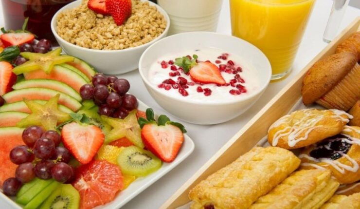 Fuengirola: Sunrise Boat Tour With Breakfast and Drinks - Multilingual Driver and Group Size