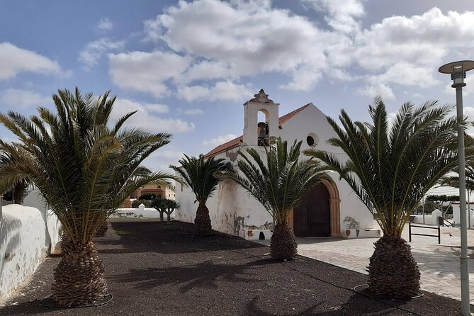 Fuerteventura 4x4 Tour and Lobos Island Catamaran Trip With Lunch - Expert Guides and Crew