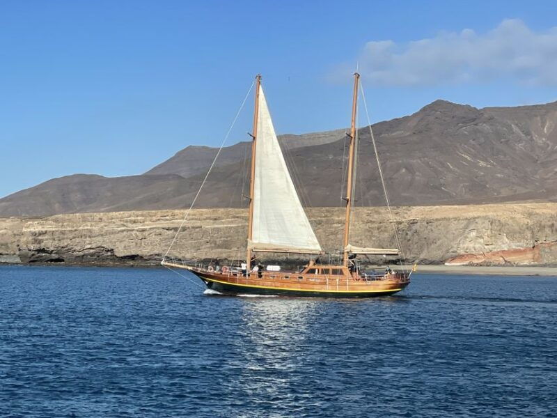 Fuerteventura: Sunset Boat Trip With DJ, Food & Drinks - Activity Overview
