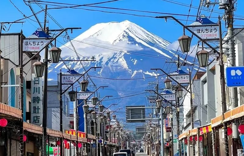 Fuji Photography Tour: Arakurayama Sengen Park, Hikawa Clock Shop, Oshino Hakkai, the most beautiful Lawson convenience store, and Lake Kawaguchiko Oishi Park (Departure from Tokyo). - Oishi Park brings the season into the frame