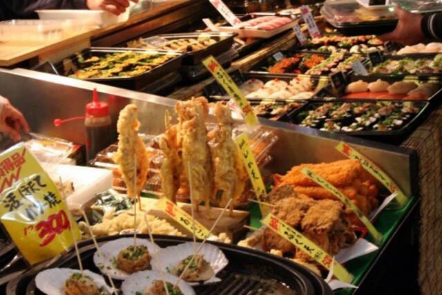 Fukuoka Food & Culture Tour: Karato Market Sushi, Mojiko & Kokura - Guides, languages, and the pace of the group