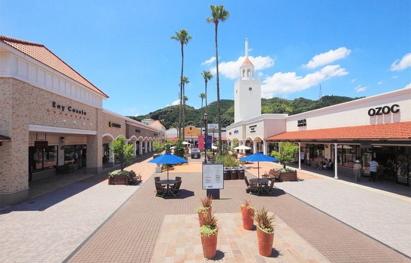 Fukuoka Full-Day Dazaifu, Yanagawa Boating & Outlets Tour - Guides can make a multi-stop day easier