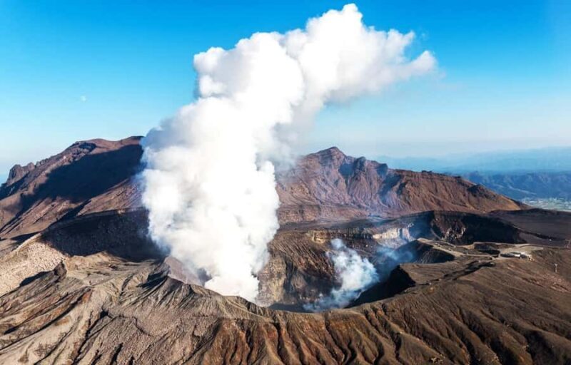 Fukuoka: Kumamoto Castle, Volcano, and Grasslands Day Trip - Exploring the Grasslands and Local Market Charm