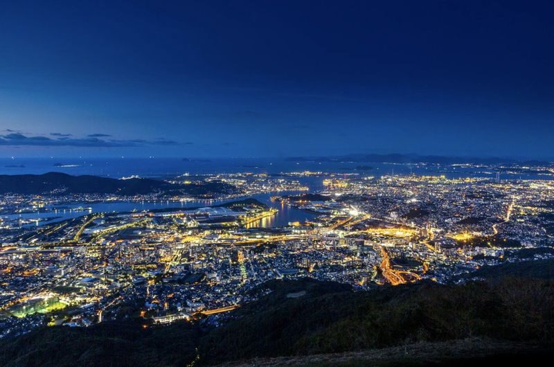 Fukuoka private car charter service: Mojiko, Karato Market, Kokura Castle, Miyajidake Shrine, Munakata Taisha, Kawachi Wisteria Garden, Sarakurayama night view, etc. - Karato Market, a practical lunch stop