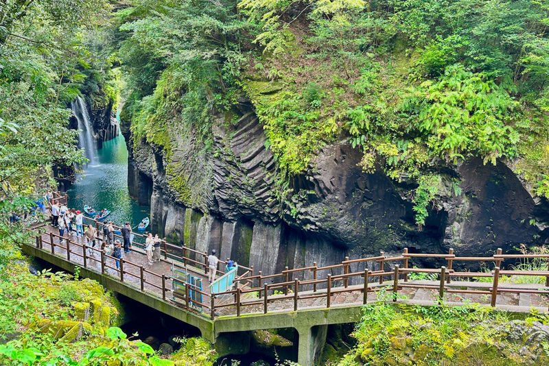 Fukuoka Takachiho Gorge & Kusasenri One-Day Bus Tour - The guide can turn transit time into part of the day