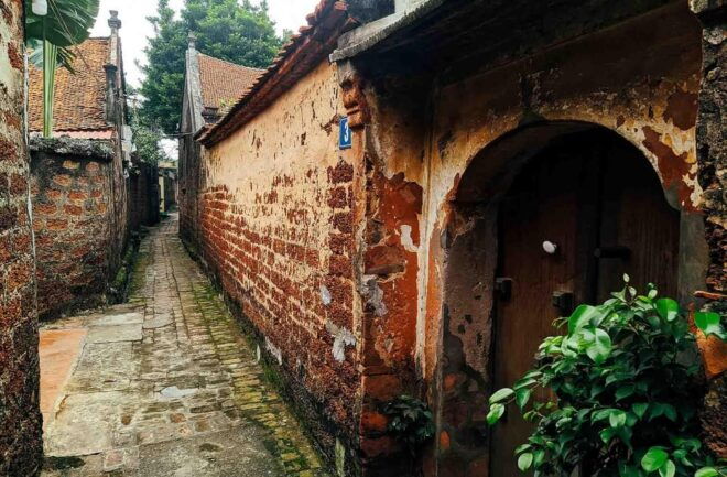 Full Day Duong Lam Village, Tay Phuong and Thay Pagoda Tour - Climbing Tay Phuong Pagoda