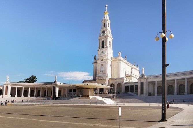 Full-Day Fátima, Nazaré, and Óbidos Small-Group Tour From Lisbon - Óbidos: A Charming Medieval Town