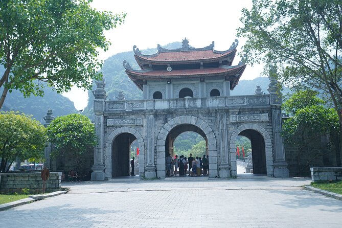 Full Day Hoa Lu/Tam Coc/ Mua Cave Tour by Limousine Bus - Meeting and Pickup