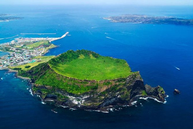 Full Day Jeju Island Private Tour for East Course With Korean Black Pork BBQ - Korean Black Pork BBQ Experience