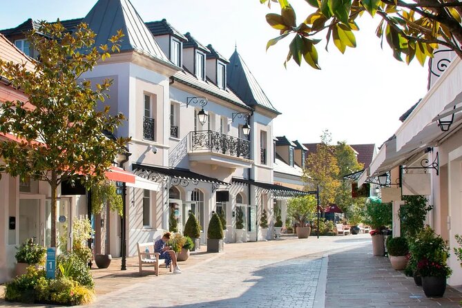 Full Day Paris VIP Open Deck Bus Shopping Tour Private Pick up - Lunch at a Local Bistro