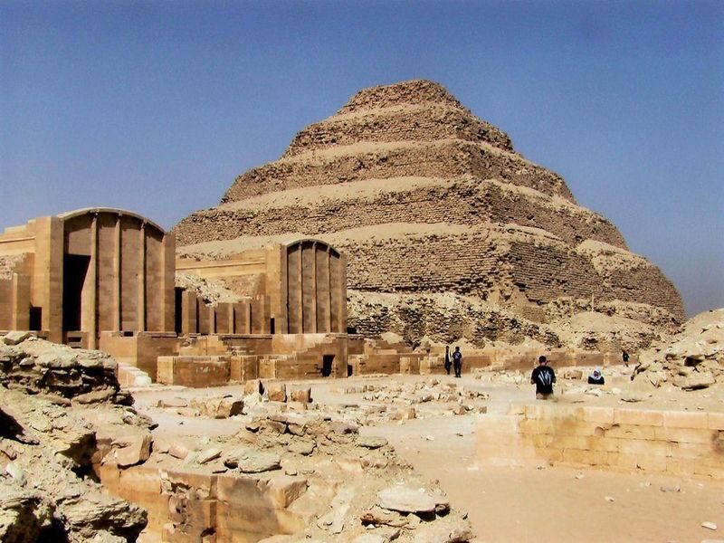 Full-Day Private Giza Pyramids, Sphinx & Saqqara Tour - Seeing the Giza pyramids