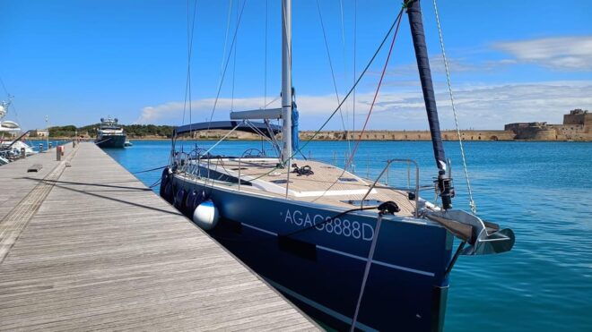 Full Day Sailboat Experience in Gulf of Naples - Onboard Amenities
